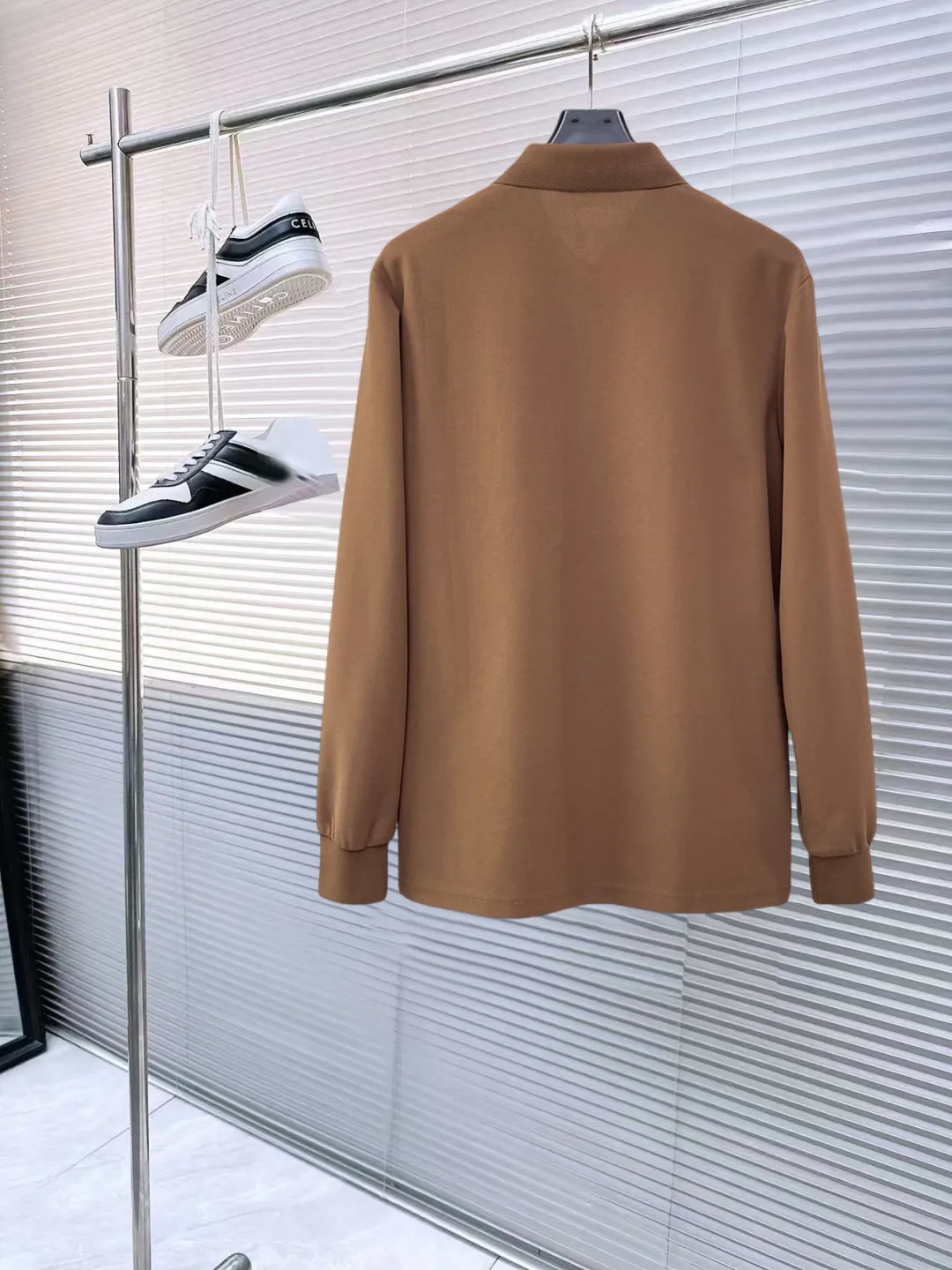 LP New Arrival long-sleeved Polo shirt, original fabric, official Same Style, made of pure cotton pique fabric, custom-made in the same vat, feels very comfortable and smooth, very wide and stylish, produced by factory for first-line brands, imported Behringer embroidery machine, embroidery is full and textured, collar and collar ribs are woven with imported yarn, does not deform after long-term wear, the most New Arrival style in autumn and winter, fashionable and individual Super Versatile and good-looking. It is very suitable for both men and women. It is a must-have for everyone. Size: M-XXXL